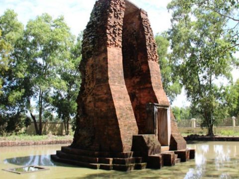 Tháp cổ Vĩnh Hưng Bạc Liêu