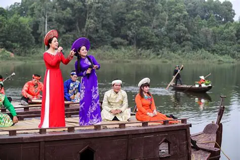 Du thuyền, nghe đờn ca tài tử và tận hưởng không khí trong lành của vùng sông nước ngay trên du thuyền