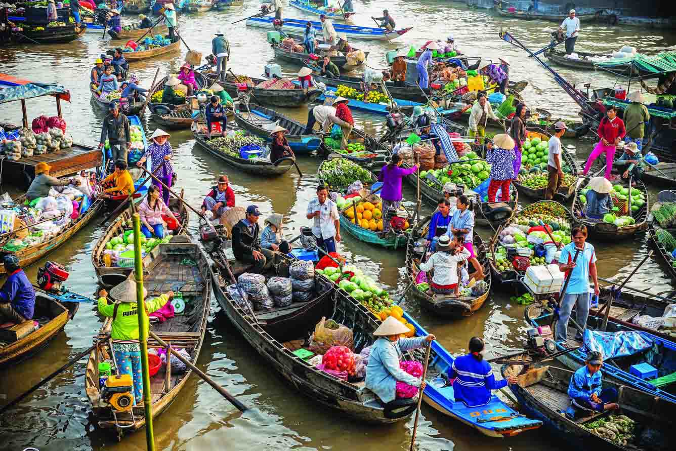 Ngồi thuyền tham quan chợ nổi Cái Răng