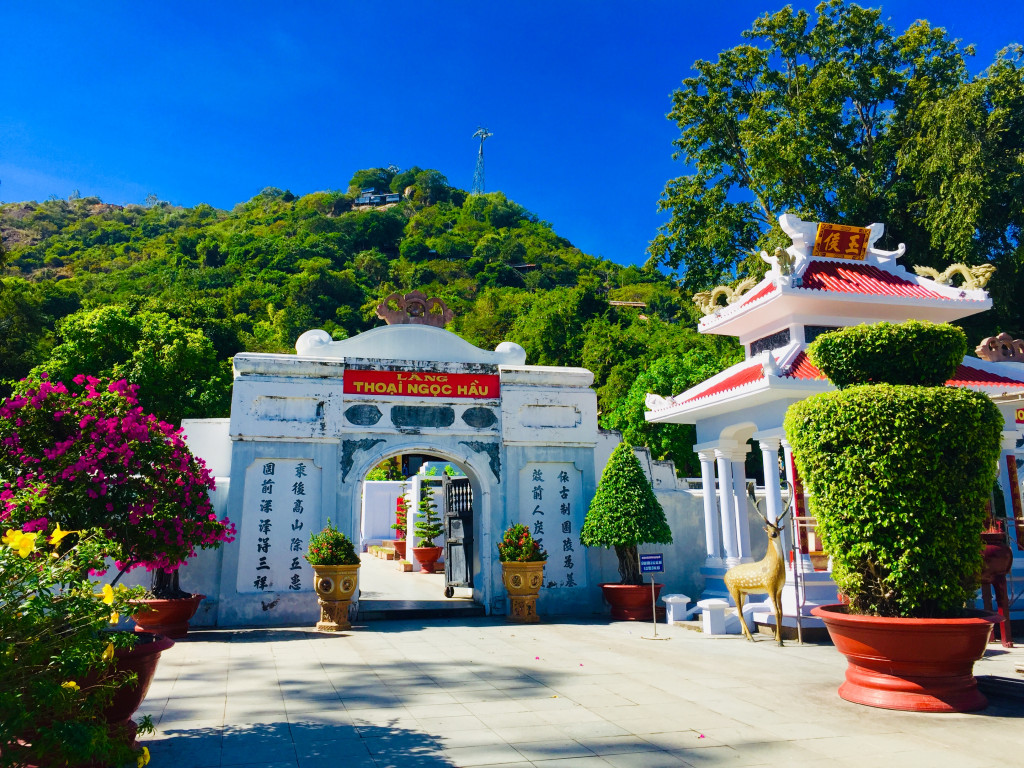 Lăng Thoại Ngọc Hầu – Sơn Lăng