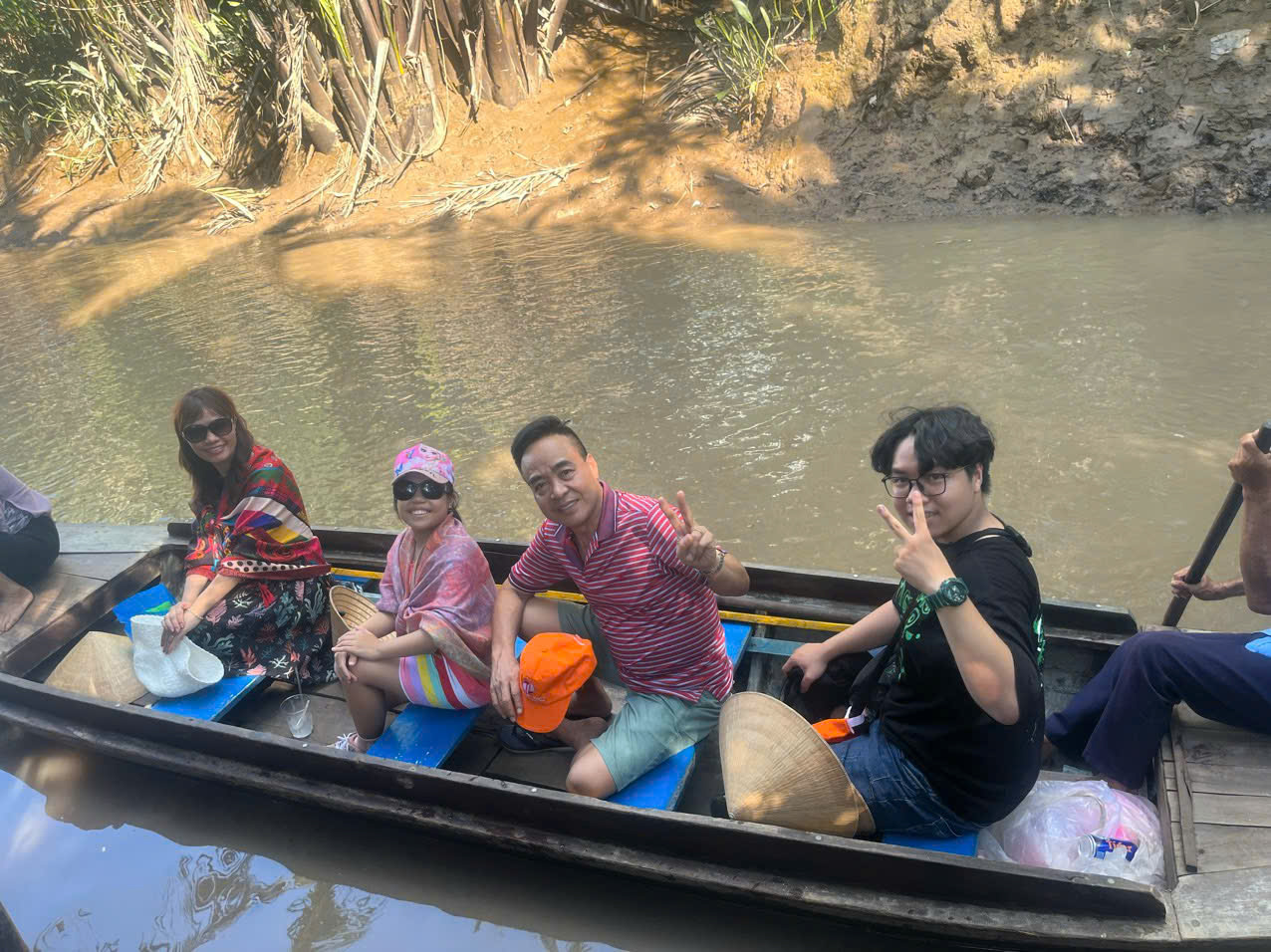 Quý Khách trải nghiệm bơi xuồng