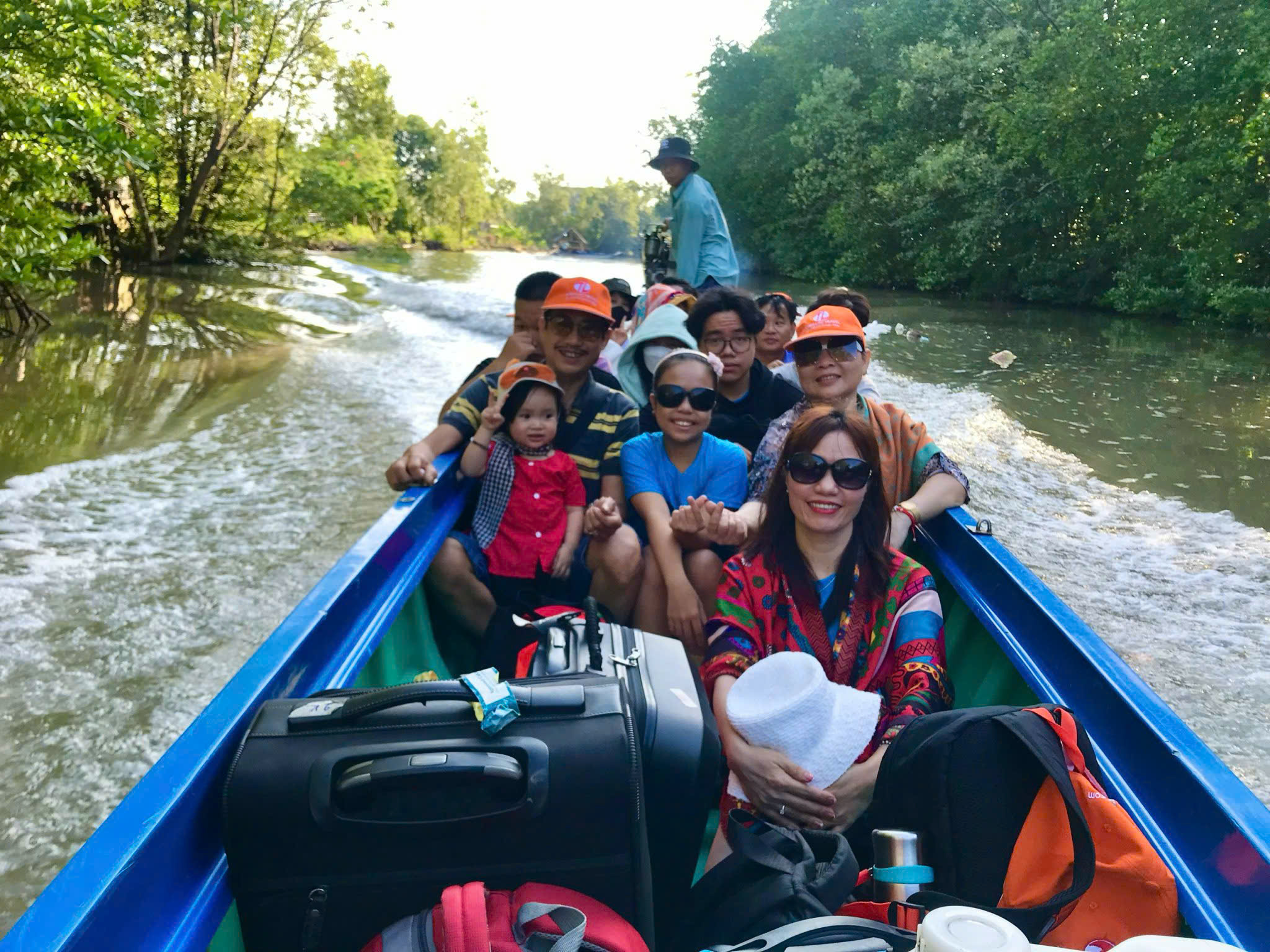 tàu đưa Quý Khách vào Homestay