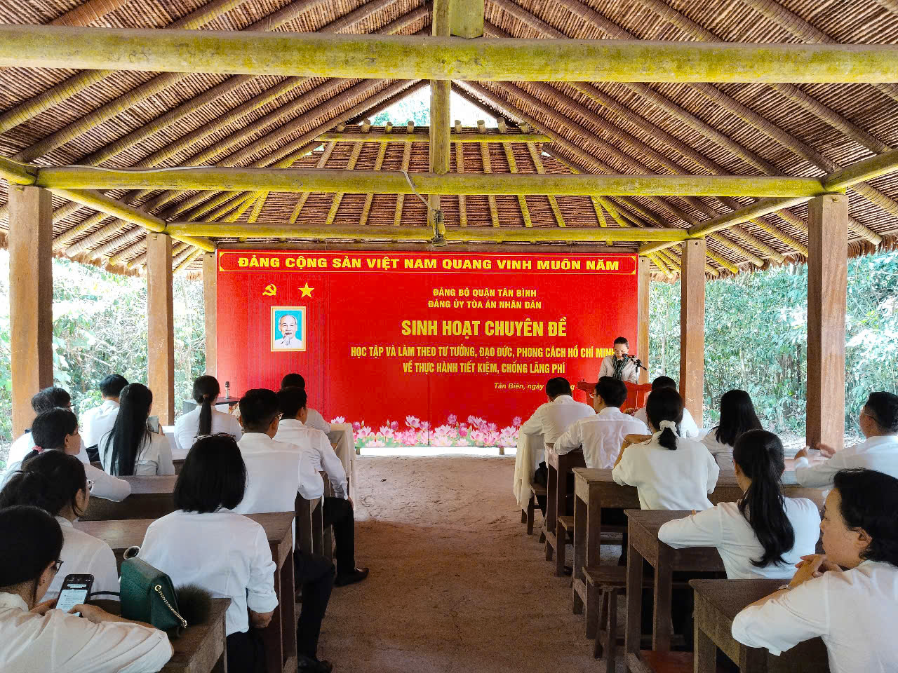 Đoàn nghe thuyết minh về TRung ƯƠng Cục Miền Nam
