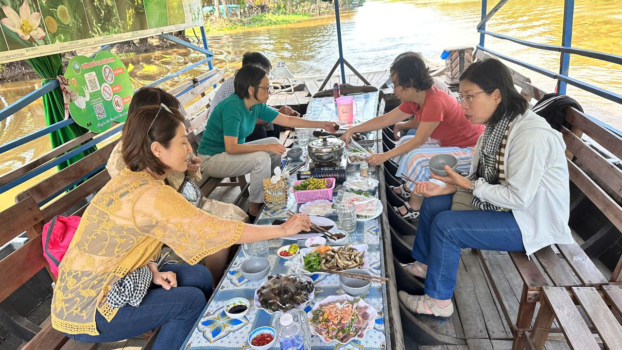 bữa trưa tại Tràm Chim